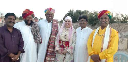 Rhoum El Bakkali avec le groupe artistique indien participants au Festival kamanjati 2019